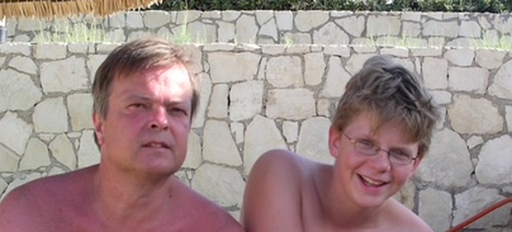 Tom Aakrann als Junge mit seinem Vater Eric Aakrann